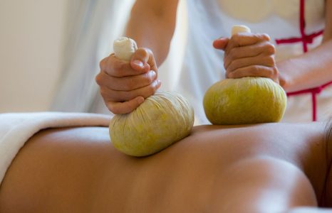 Kräuterstempelmassage Detail
