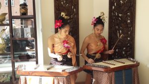 zwei thailändische Mädchen am traditionellen Musikinstrument Ti Kim